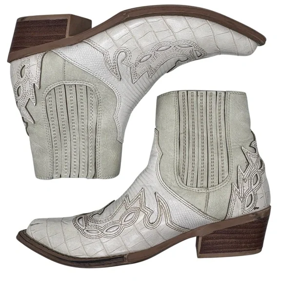 Coconuts by Matisse Otis White Vegan Western Booties - Picture 8 of 16